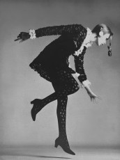 Twiggy by Richard Avedon (1967)