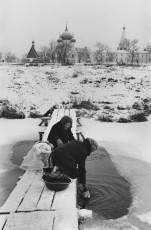 Suzdal. Laundresses by Henri Cartier-Bresson (1972)