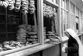Uzbekistan, Samarkand. Bakery by Henri Cartier-Bresson (1972)