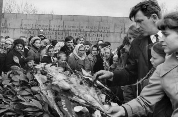 Leningrad. 9th May, at the Piskarevskoye cemetery by Henri Cartier-Bresson (1972)