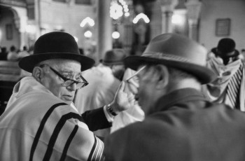 Leningrad. Saturday at the synagogue by Henri Cartier-Bresson (1972)