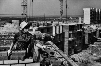 Leningrad. Construction of new housing on Vasilyevsky Island by Henri Cartier-Bresson (1972)