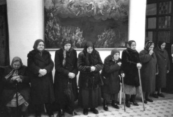 Pskov. During the service at the cathedral by Henri Cartier-Bresson (1973)