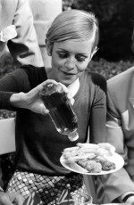 Twiggy (Beverly Hills) by Ralph Crane (1967)