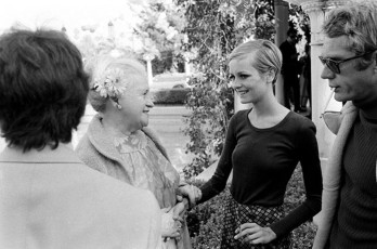 Twiggy, Steve McQueen (r) (Beverly Hills) by Ralph Crane (1967)