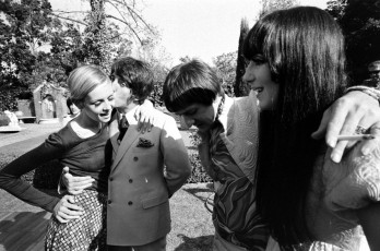 Twiggy, Justin De Villeneuve, Sonny, Cher (Beverly Hills) by Ralph Crane (1967)