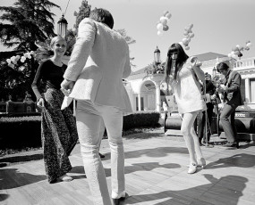 Twiggy dancing with Sonny and Cher by Ralph Crane (1967)