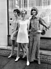 Jenny Russell, Twiggy, Diane De La Roche by Hulton Deutsch (1967)