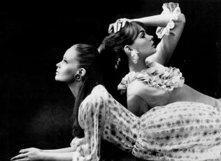 Jean Shrimpton, Celia Hammond by Helmut Newton (1966)