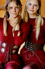 Cheryl Tiegs, Gunilla Lindblad by Jean-Pierre Zachariasen (1970)