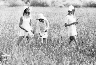 Models in summer wardrobe, Hamburg by F.C. Gundlach (1970)