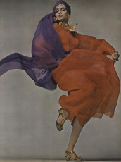 Twiggy by Richard Avedon (Vogue USA 1968.03/2)