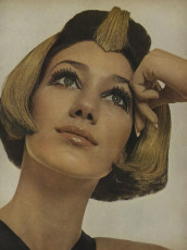 Marisa Berenson by Richard Avedon / Vogue USA (1966.03/2)
