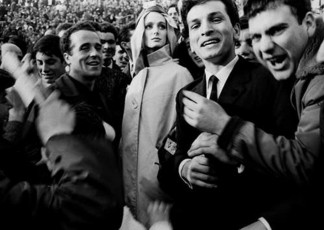 Deborah Dixon with football fans by Frank Horvat (1962)