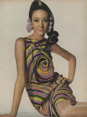 Marisa Berensonl by Irving Penn (Vogue USA 1967.02)