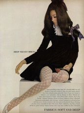 Marisa Berenson by Gianni Penati (Vogue USA 1967.08/2)