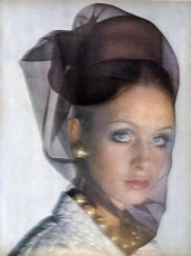 Twiggy by Richard Avedon (Vogue USA 1968.04/2)