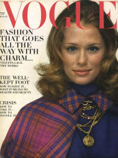 Lauren Hutton by Gianni Penati (Vogue USA 1968.08/2)