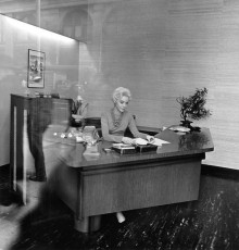 Blonde receptionist behind a picture window by Diane Arbus (1962)