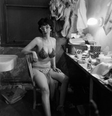 Stripper, Miss Sata Lyte, in her dressing by Diane Arbus (1962)