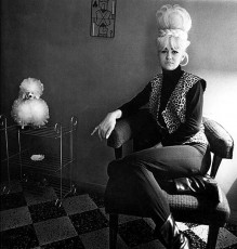 Lady bartender at home with a souvenir dog, Nueva Orleans by Diane Arbus (1964)
