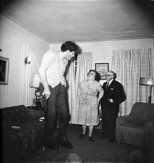 A jewish giant at home with his parents in the Bronx by Diane Arbus (1970)