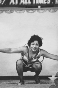 Contortionist Lydia Suarez squatting by Diane Arbus (1960)