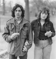 A young man and his girlfriend with hot dogs in the park by Diane Arbus (1971)