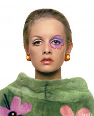 Twiggy by Richard Avedon (1967)