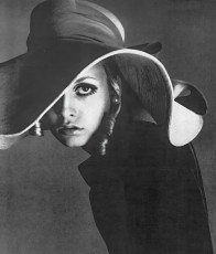 Twiggy by Richard Avedon (1967)