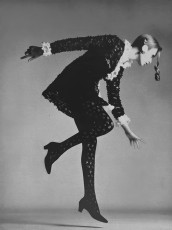 Twiggy by Richard Avedon (1967)