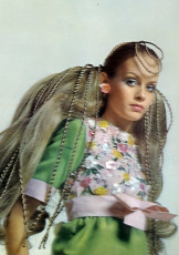 Twiggy by Richard Avedon (1968)