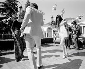 Twiggy dancing with Sonny and Cher by Ralph Crane (1967)
