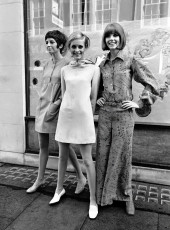 Jenny Russell, Twiggy, Diane De La Roche by Hulton Deutsch (1967)