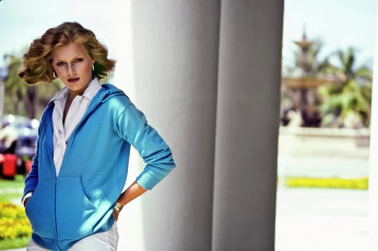 Patti Hansen by Arthur Elgort (1976)