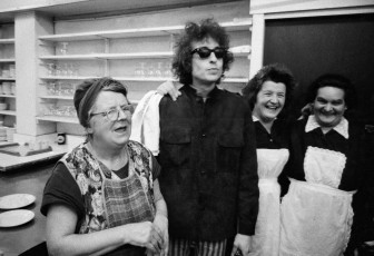 Bob Dylan with local ladies, Edinburgh by Barry Feinstein (1966)