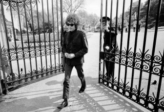 Bob Dylan at the gate to Nottingham Castle by Barry Feinstein (1966)