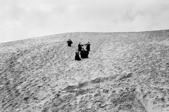 Arcachon, France, Nuns on the dunes by Frank Horvat (1960)