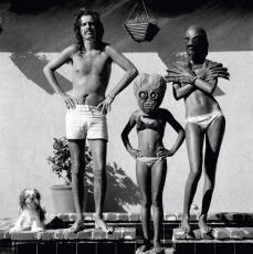 Alice Cooper with his girlfriend and her daughter by Terry O’Neill (1975)