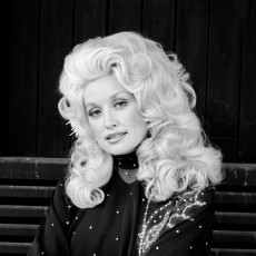 Dolly Parton by Terry O’Neill (1977)