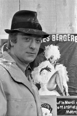 Michael Caine during the filming WOMAN TIMES SEVEN by Terry O'Neill (1967)