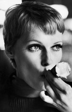 Mia Farrow (american actress) during the filming A DANDY IN ASPIC by Terry O'Neill (1968)