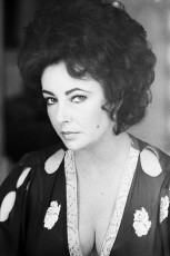 Elizabeth Taylor on the set of A LITTLE NIGHT MUSIC by Terry O'Neill (1977)