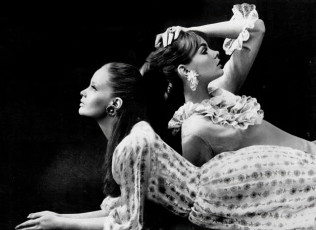 Jean Shrimpton, Celia Hammond by Helmut Newton (1966)