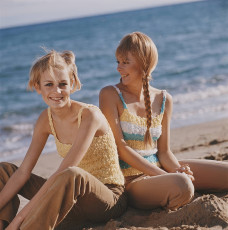 Twiggy (left) by Paul Popper (1967)
