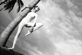 Veruschka by Franco Rubartelli (1968)