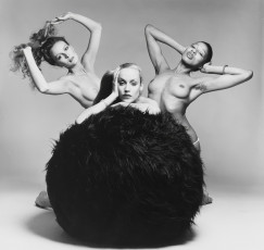 Margaret Broderick, Jerry Hall, Alvenia Bridges by Francesco Scavullo (1975)