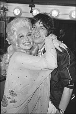 Dolly Parton, Mick Jagger by Allan Tannenbaum (1977)