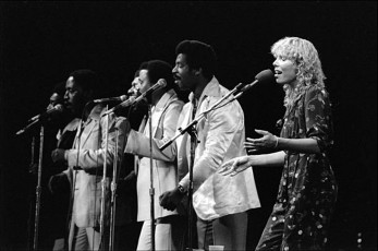 Joni Mitchell with the Persuasions by Allan Tannenbaum (1979)