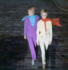 Sara Crichton-Stuart, Twiggy by Ronald Traeger (1966)